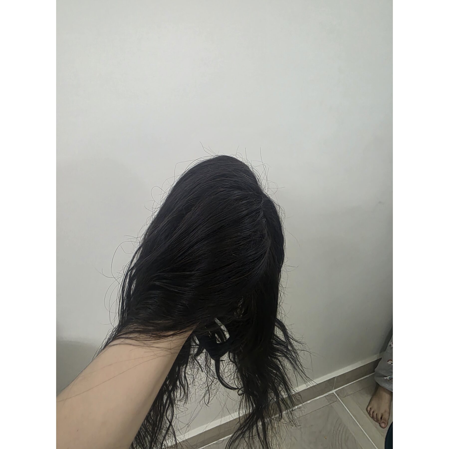 باروكة شعر طبيعي لونها دارك برون تتفتح للبلوند ومتاح فيها زيادة  طول اشترتها من شهر واحد من براند دينا عزت  جميلة جدا في اللبس